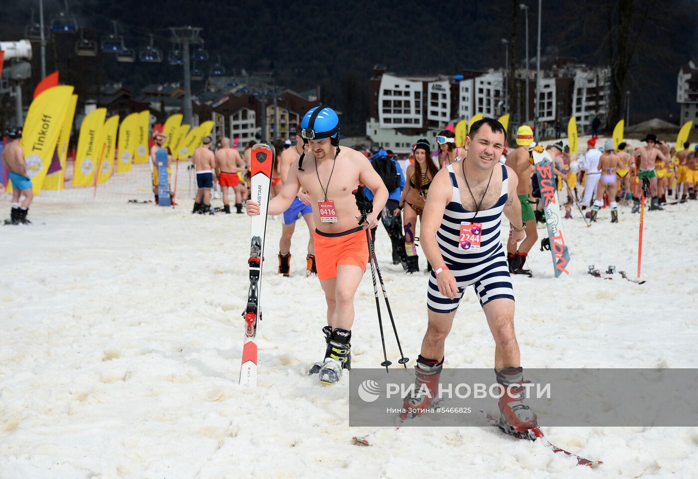 Спуск с горы в купальниках на карнавале BoogelWoogel-2018 в Сочи