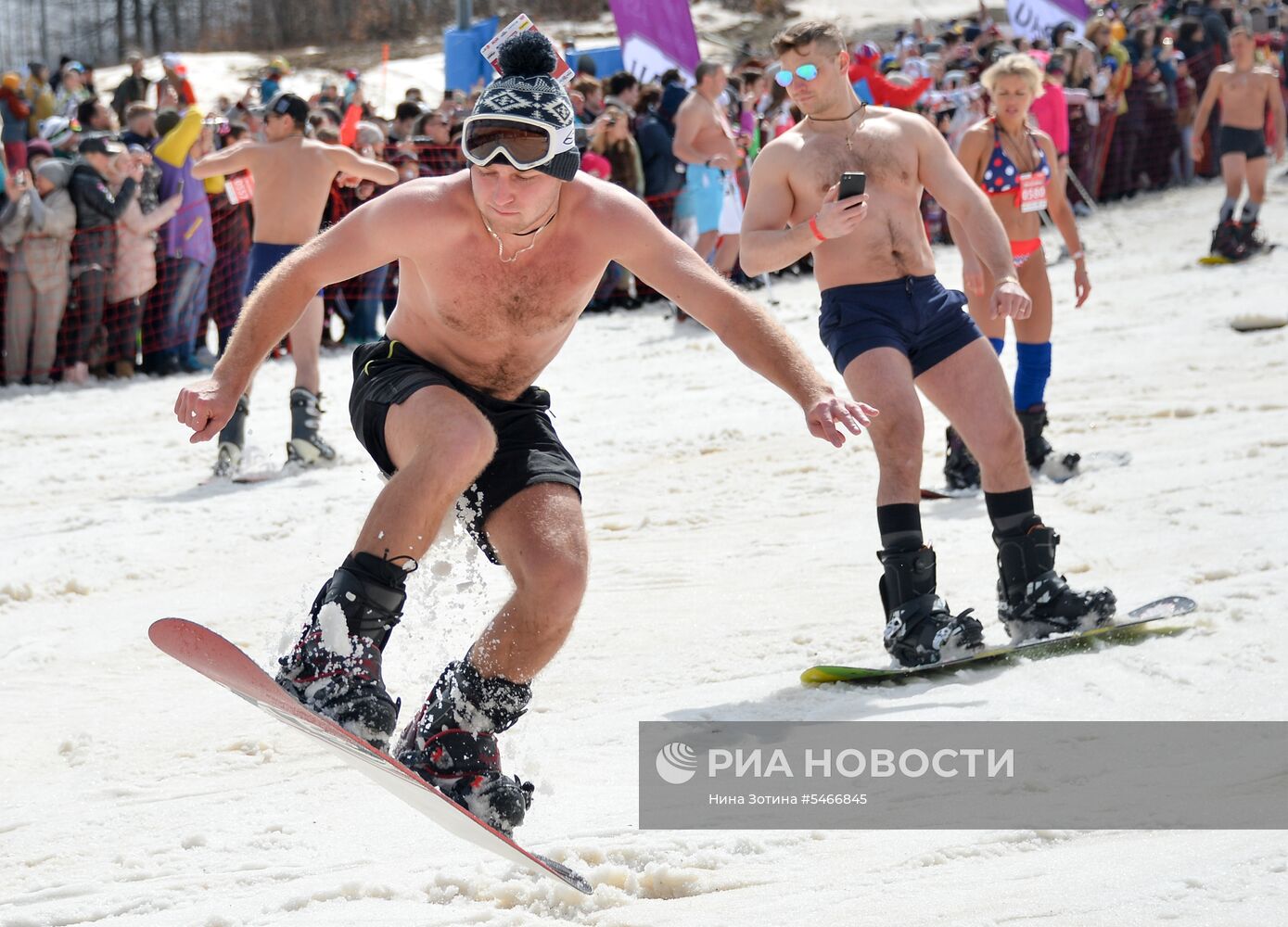 Спуск с горы в купальниках на карнавале BoogelWoogel-2018 в Сочи