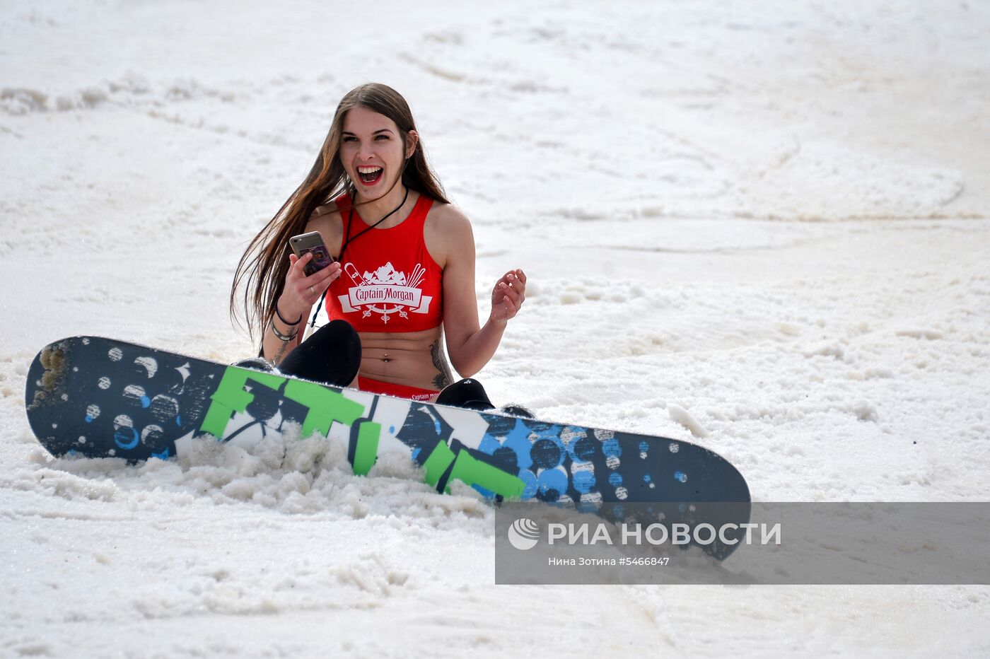 Спуск с горы в купальниках на карнавале BoogelWoogel-2018 в Сочи