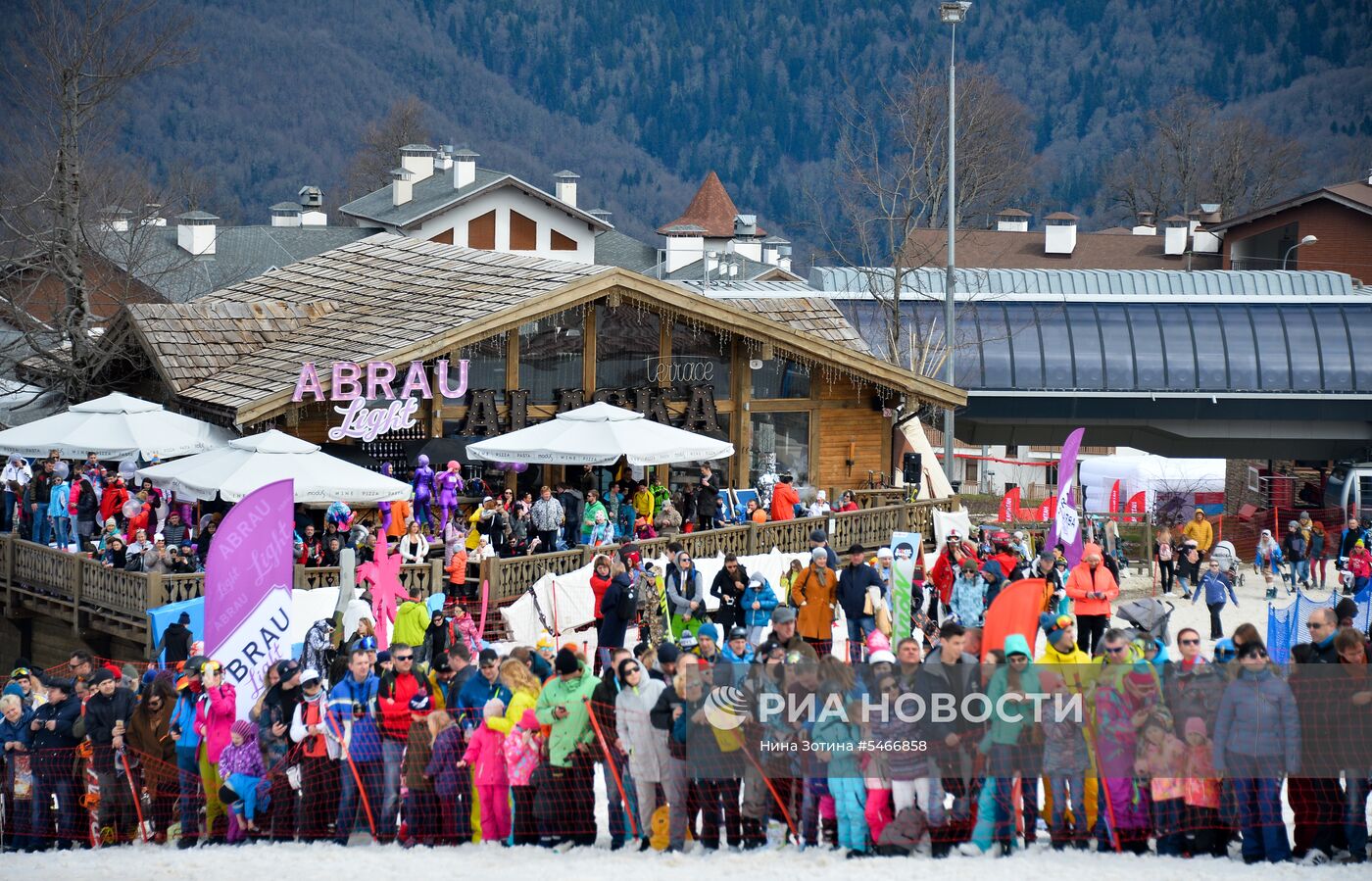 Спуск с горы в купальниках на карнавале BoogelWoogel-2018 в Сочи