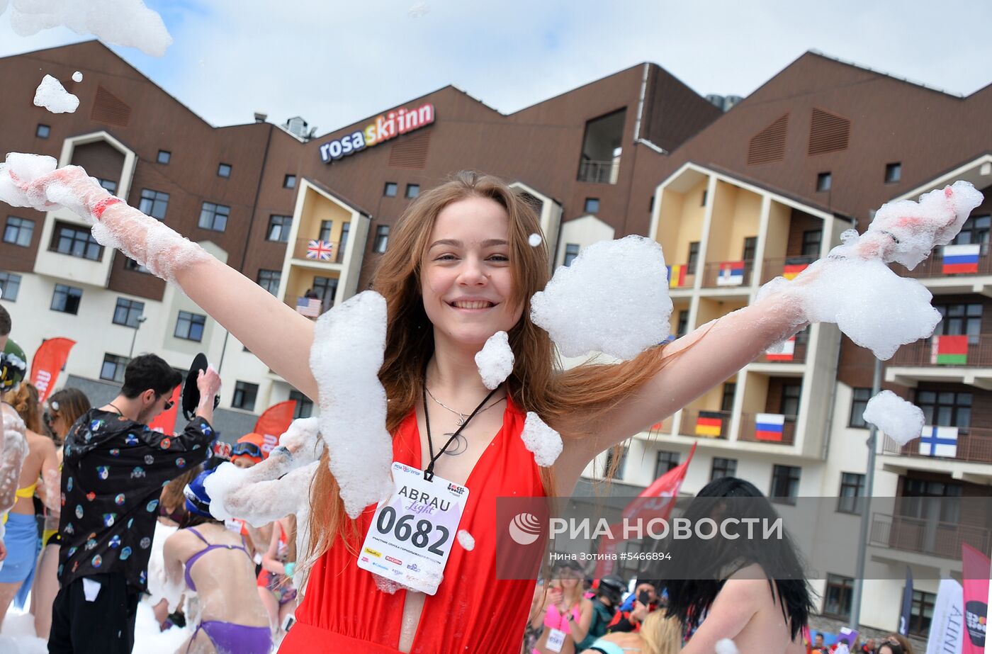 Спуск с горы в купальниках на карнавале BoogelWoogel-2018 в Сочи