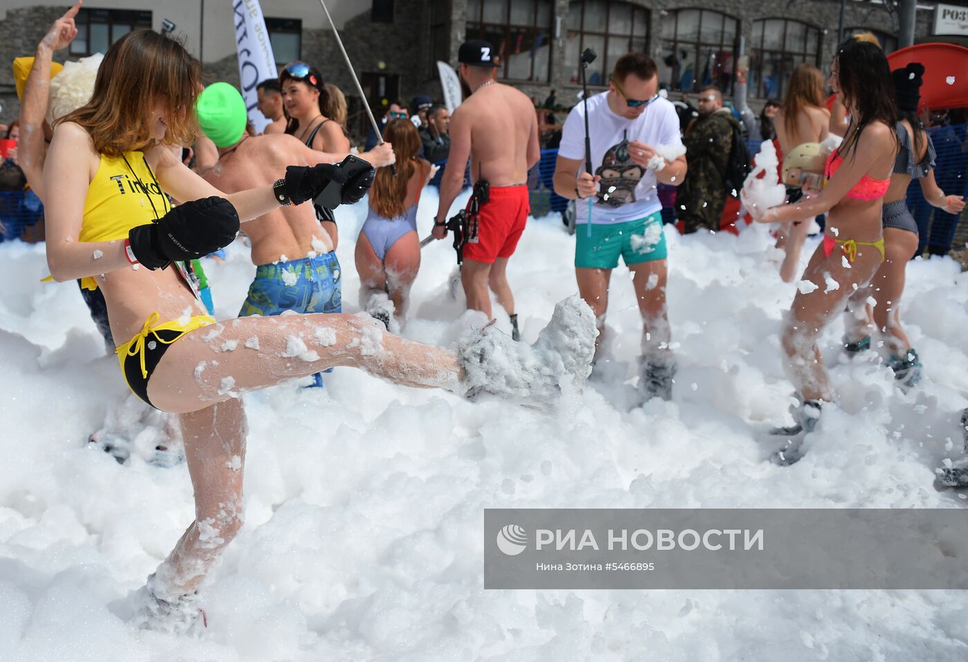 Спуск с горы в купальниках на карнавале BoogelWoogel-2018 в Сочи