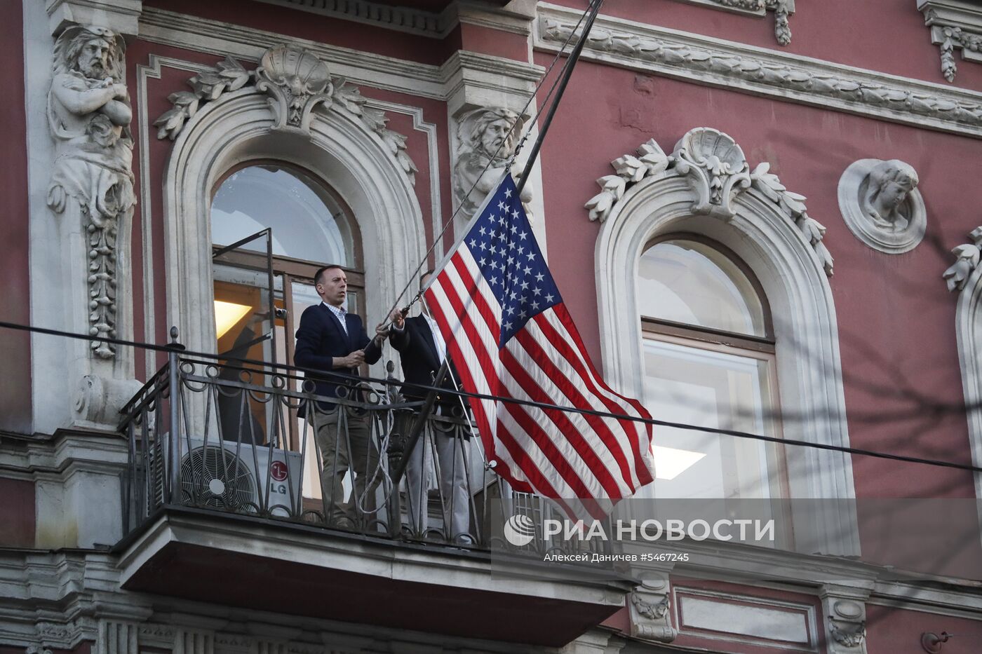 Со здания американского генконсульства в Петербурге сняли флаг США