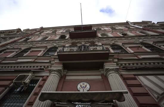 Флаг США сняли со здания американского генконсульства в Санкт-Петербурге
