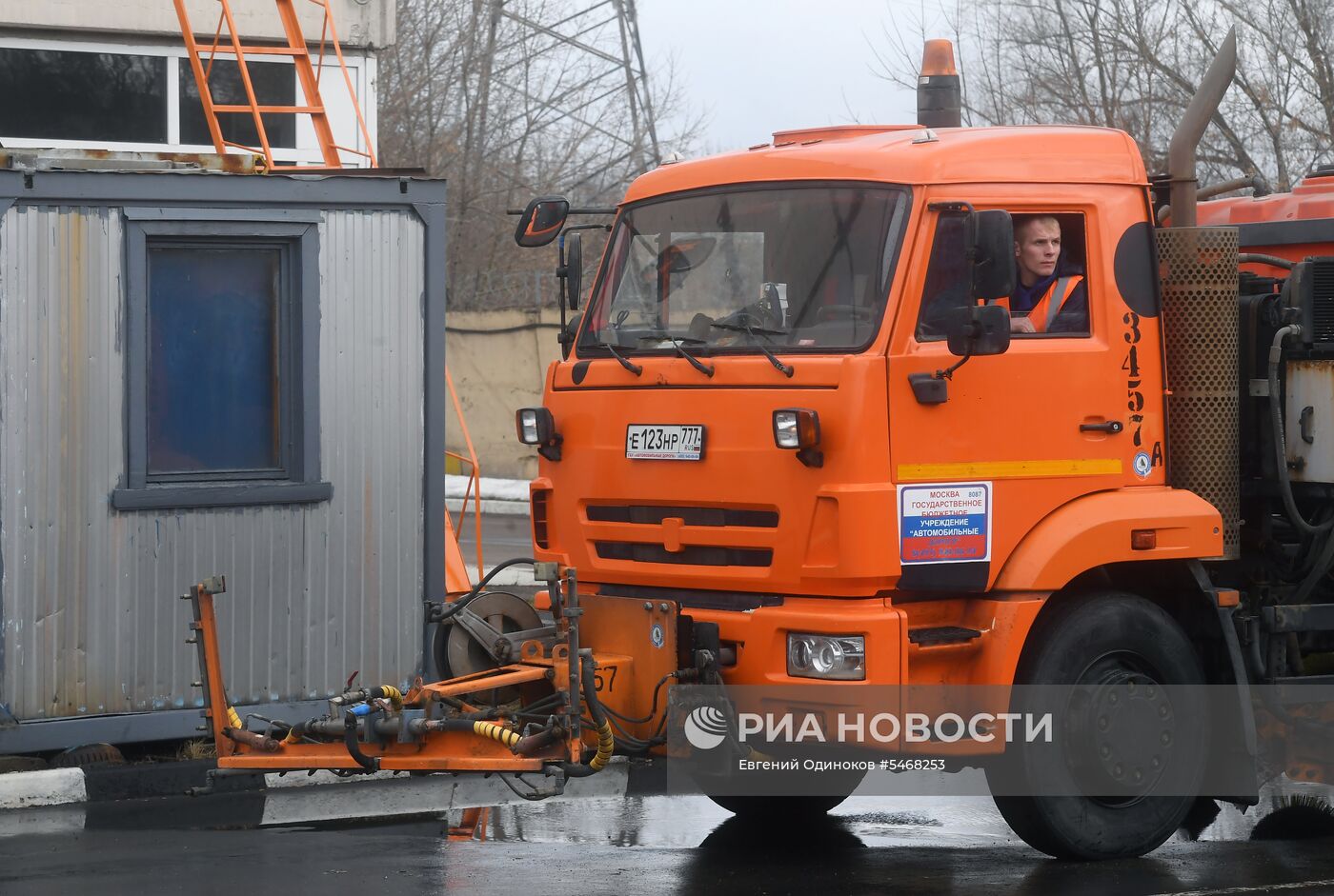 Подготовка техники коммунальных служб Москвы к летнему сезону