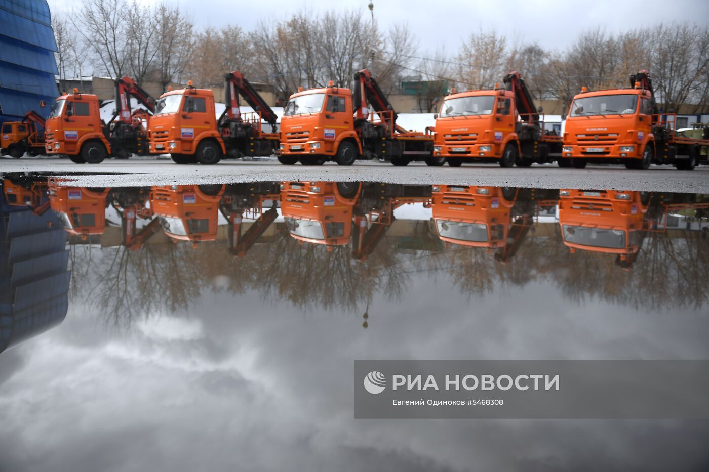 Подготовка техники коммунальных служб Москвы к летнему сезону