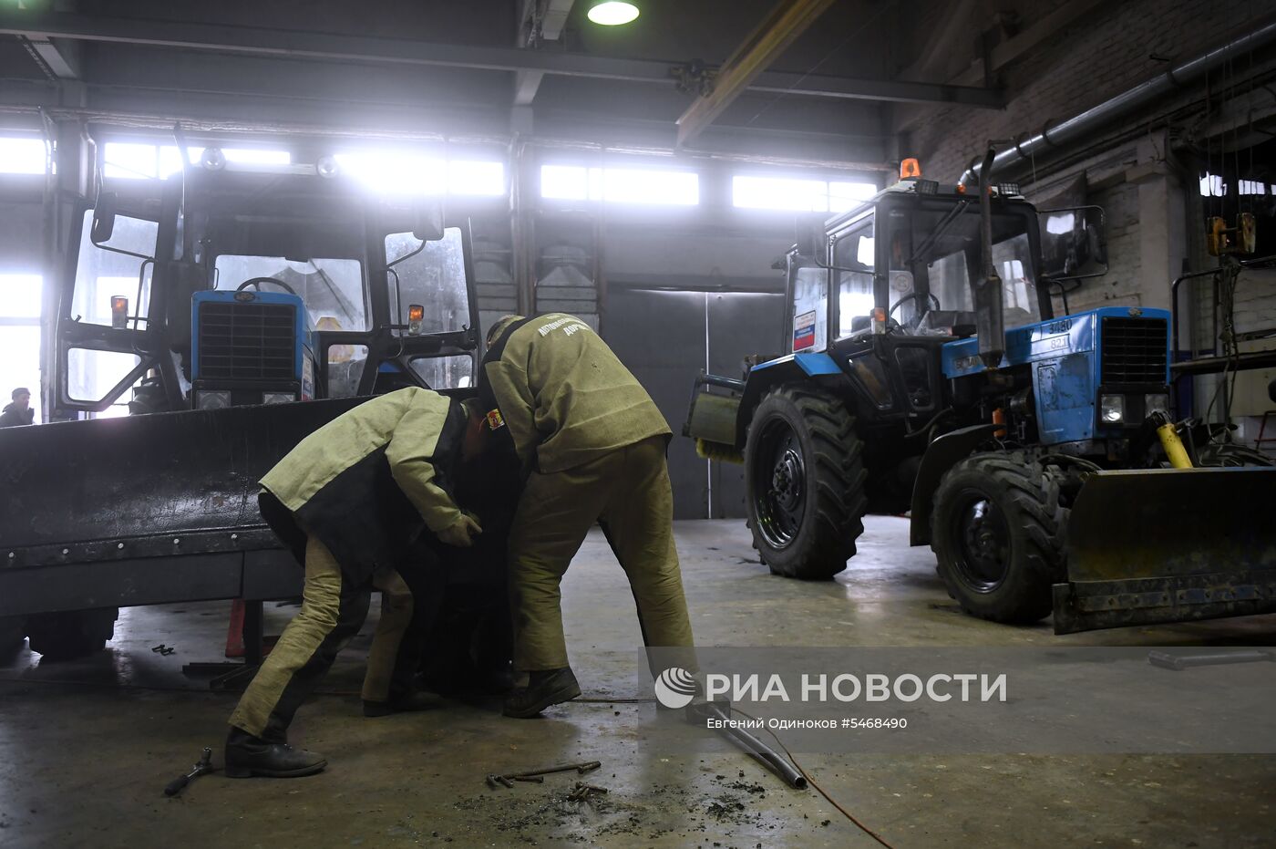 Подготовка техники коммунальных служб Москвы к летнему сезону