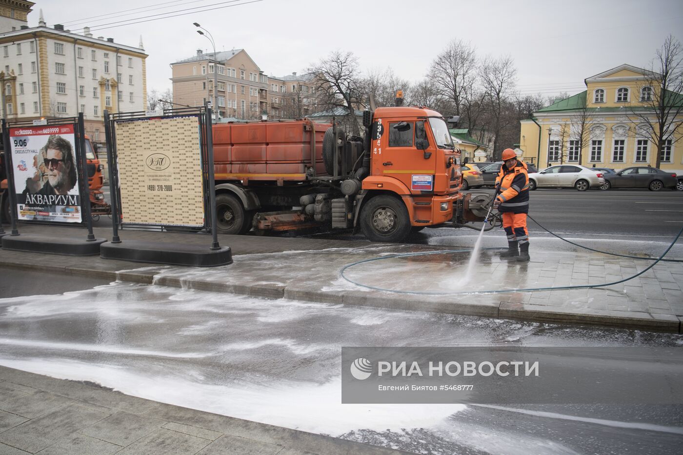 Мойка тротуара шампунем в Москве | РИА Новости Медиабанк