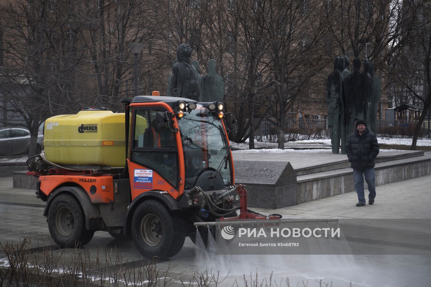 Мойка тротуара шампунем в Москве