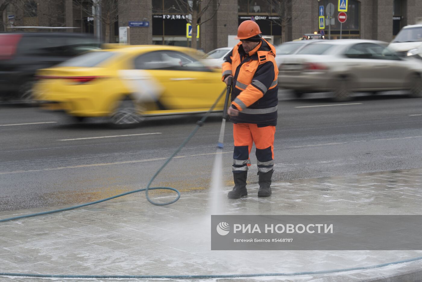 Мойка тротуара шампунем в Москве | РИА Новости Медиабанк