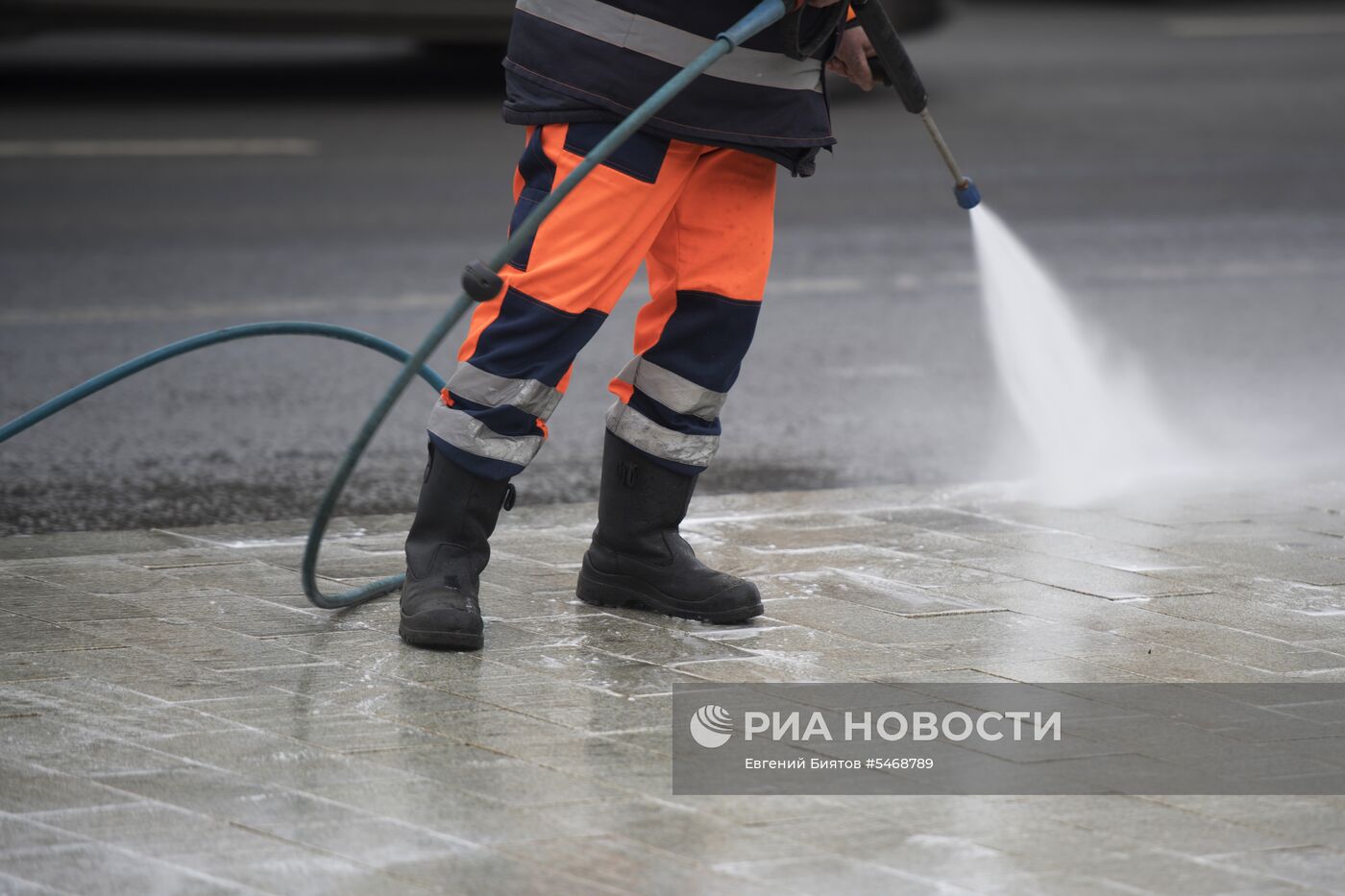 Мойка тротуара шампунем в Москве