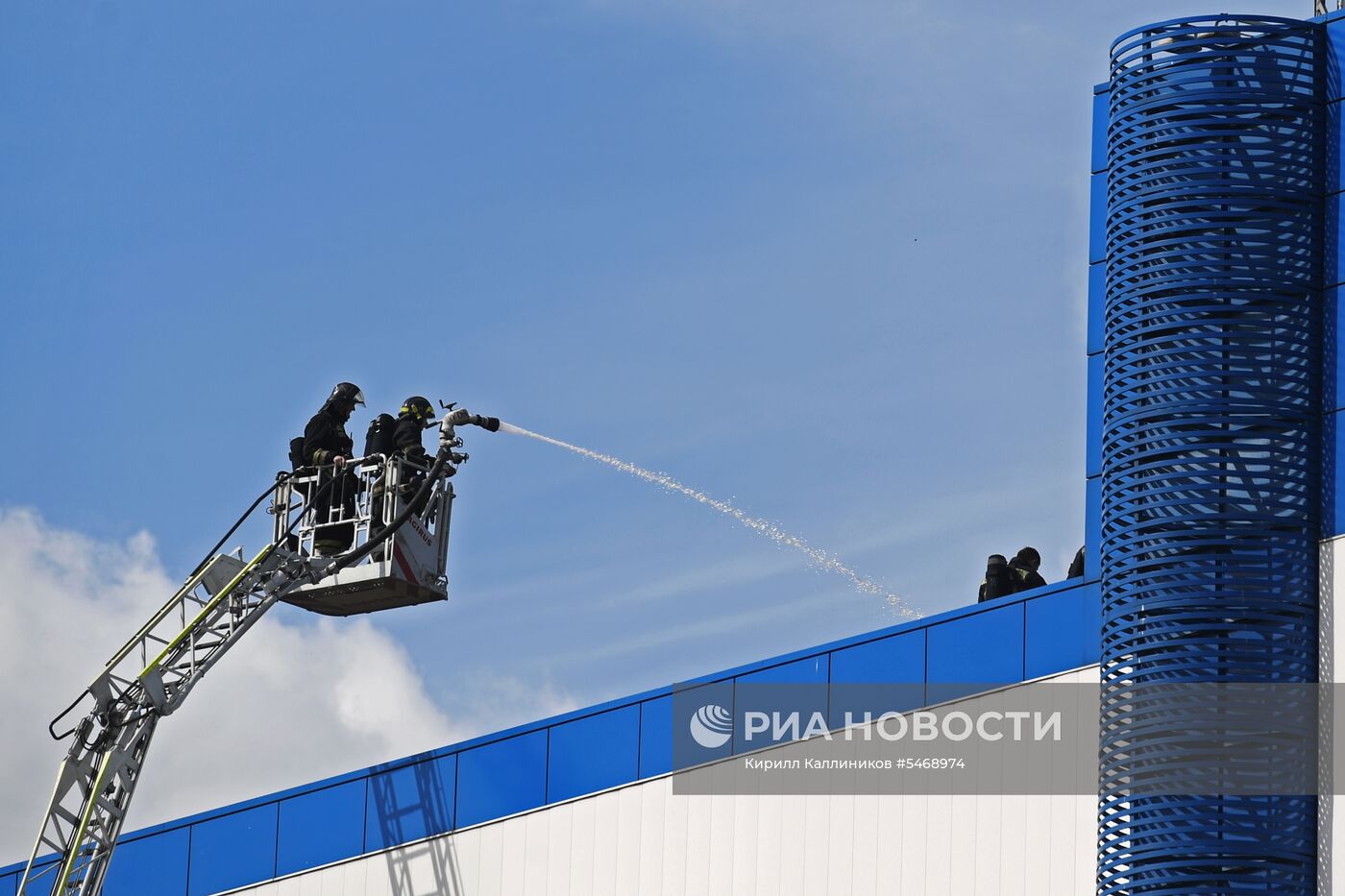 Пожар в торговом центре "Персей" в Москве