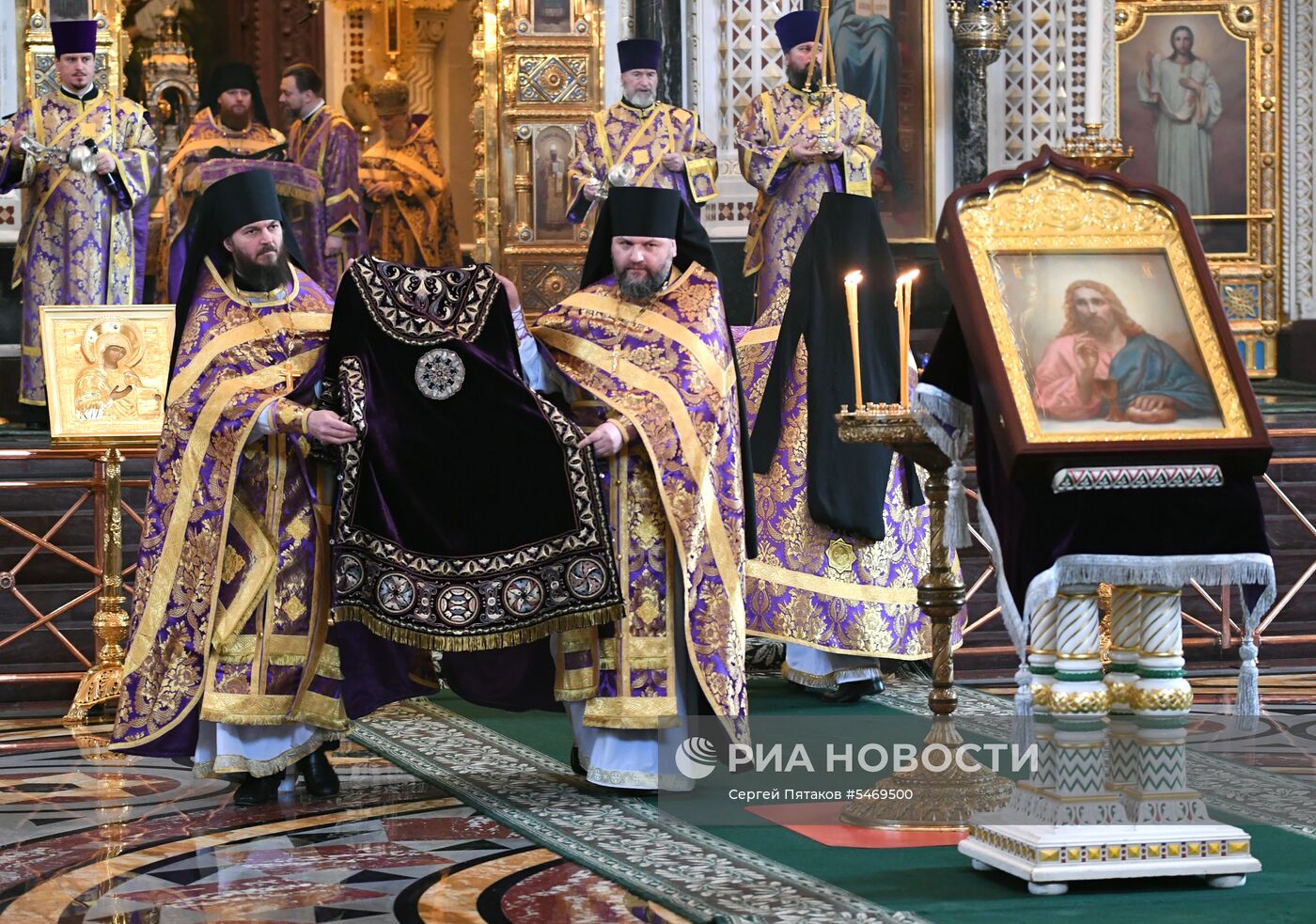 Божественная литургия в день Великого четверга в храме Христа Спасителя