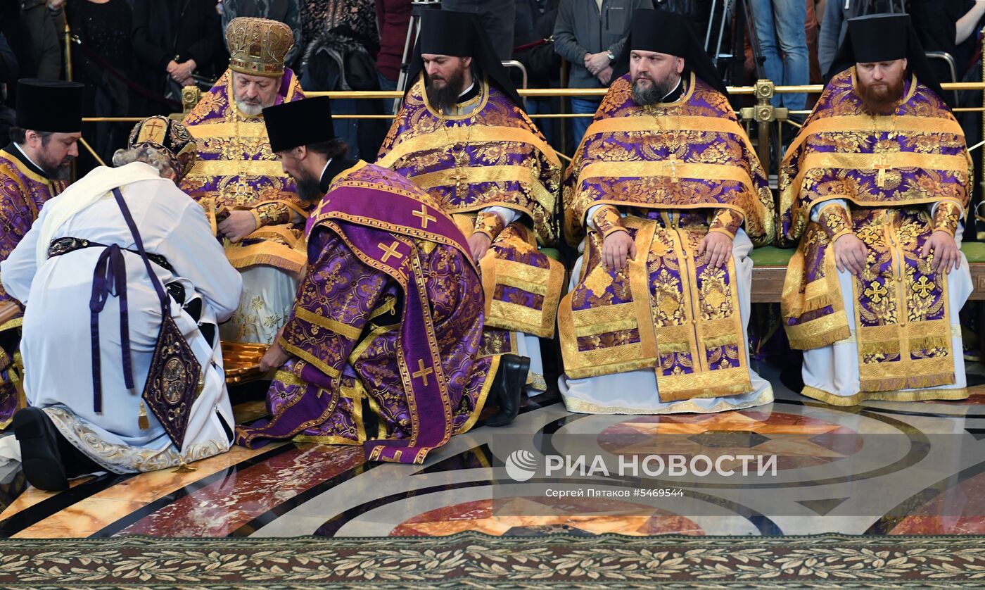 Божественная литургия в день Великого четверга в храме Христа Спасителя