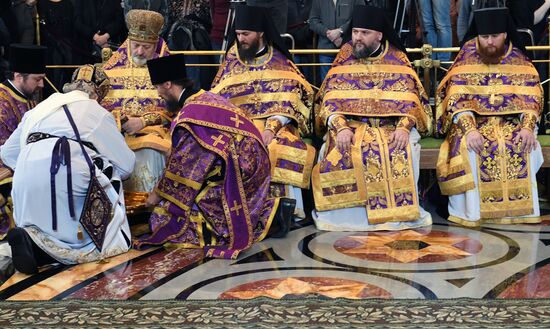 Божественная литургия в день Великого четверга в храме Христа Спасителя