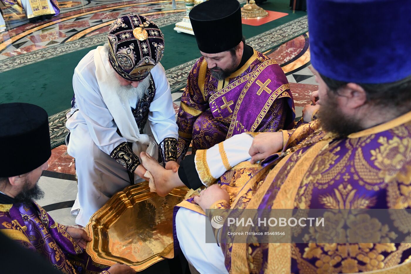 Божественная литургия в день Великого четверга в храме Христа Спасителя