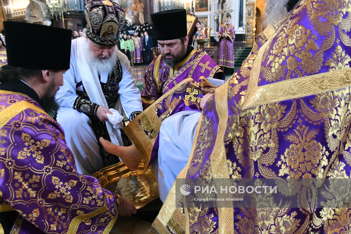 Божественная литургия в день Великого четверга в храме Христа Спасителя