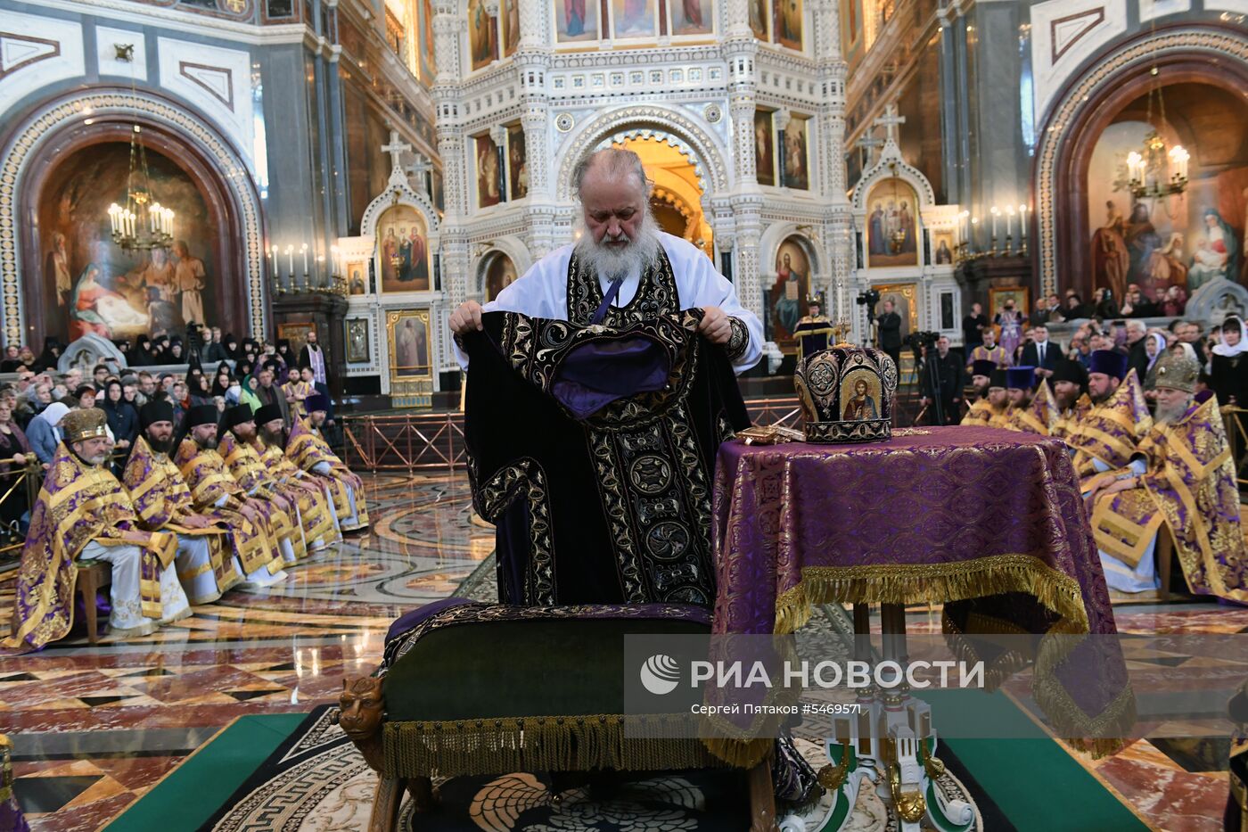 Божественная литургия в день Великого четверга в храме Христа Спасителя