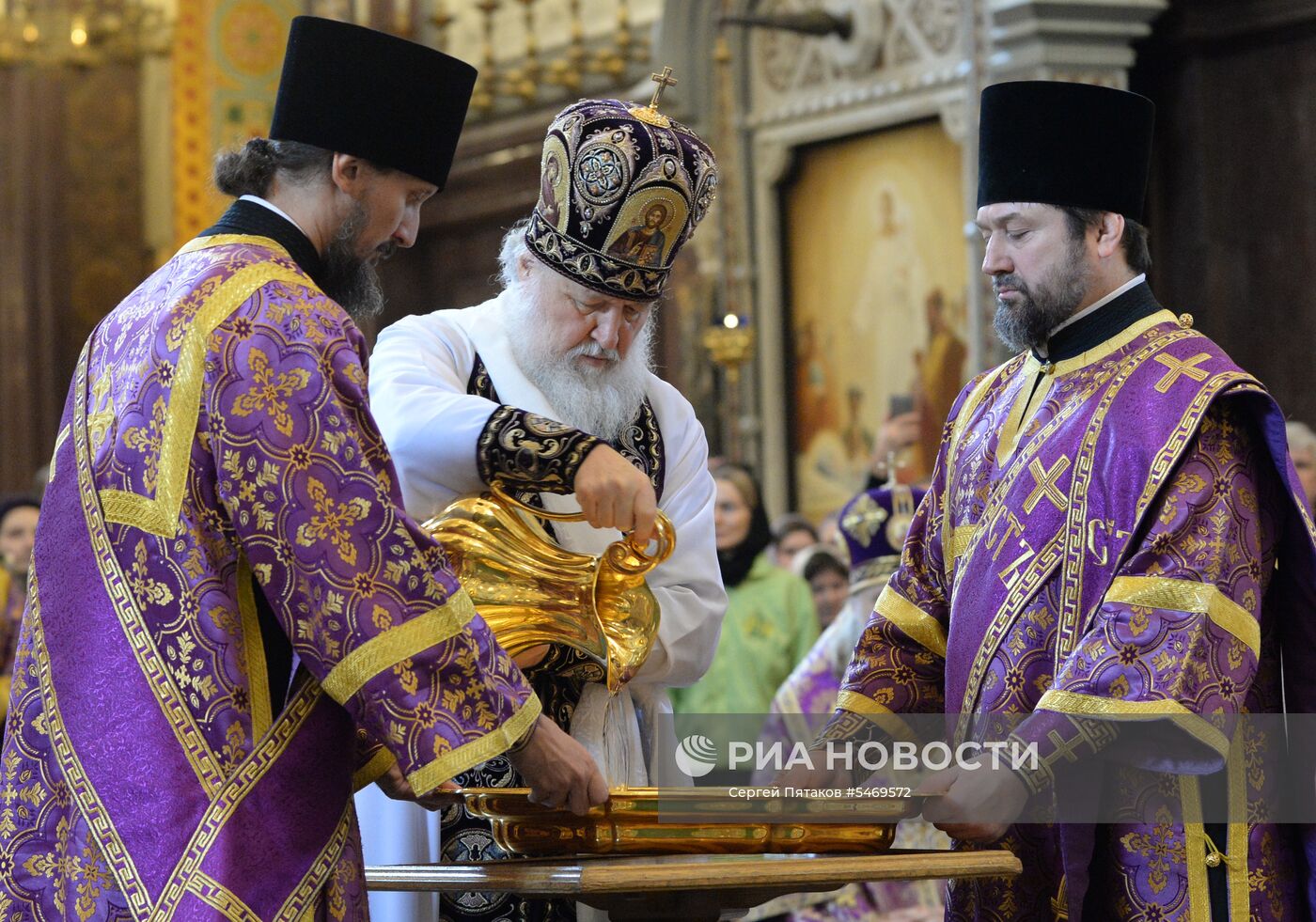 Божественная литургия в день Великого четверга в храме Христа Спасителя