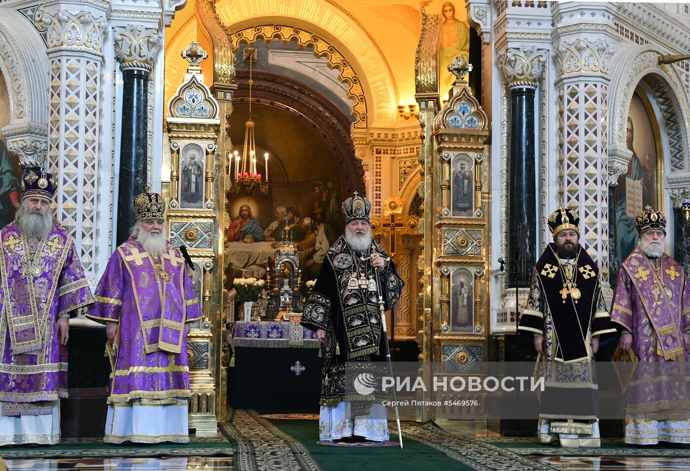 Божественная литургия в день Великого четверга в храме Христа Спасителя