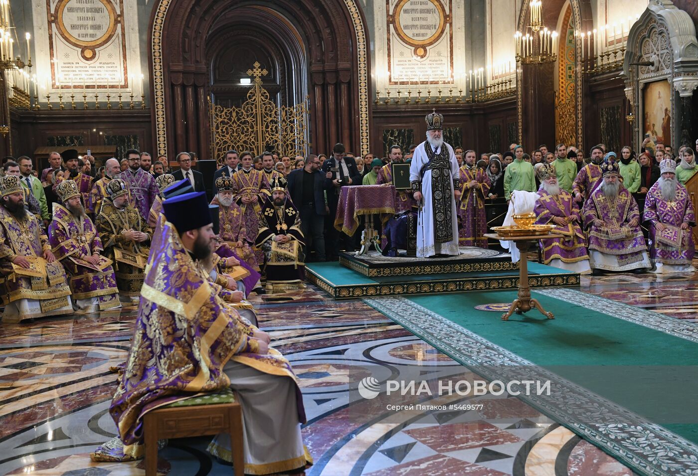 Божественная литургия в день Великого четверга в храме Христа Спасителя