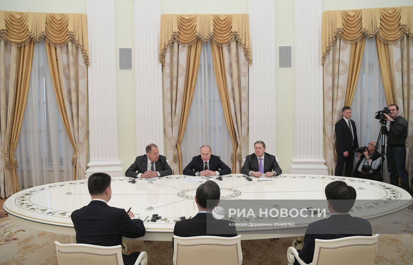 Президент РФ В. Путин встретился со спецпредставителем председателя КНР, главой МИД КНР Ван И