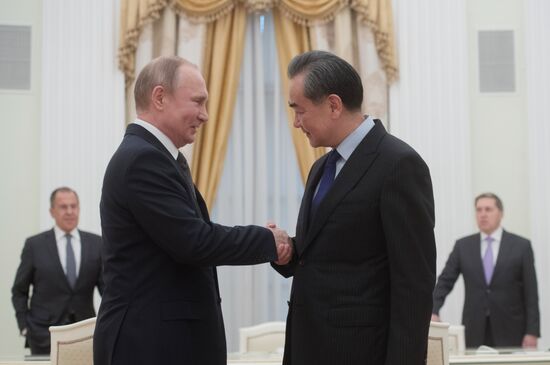 Президент РФ В. Путин встретился со спецпредставителем председателя КНР, главой МИД КНР Ван И