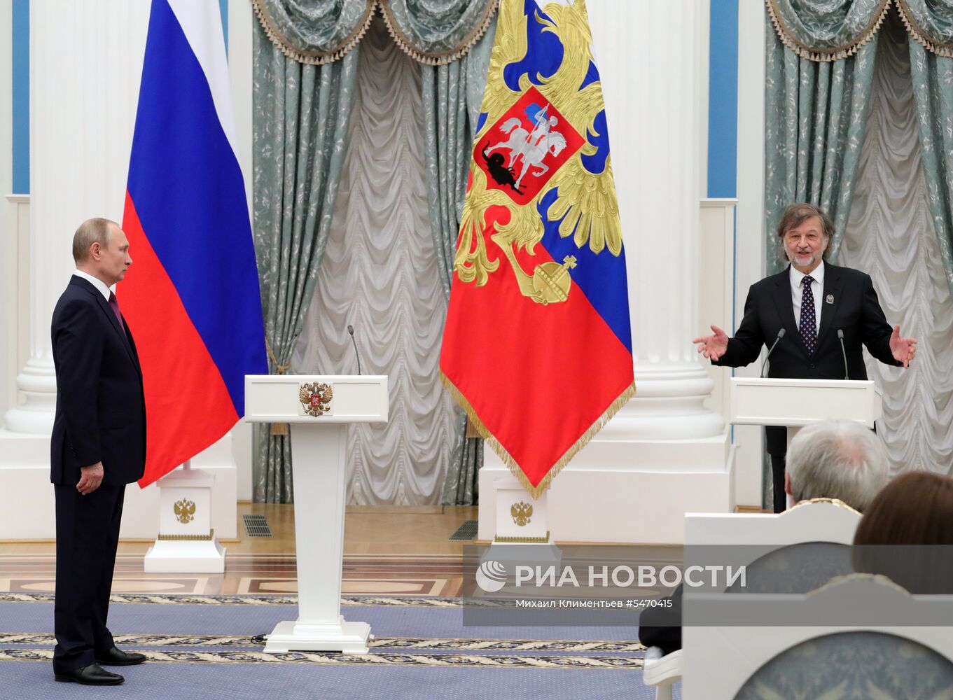 Президент РФ В. Путин вручил в Кремле премии для молодых деятелей культуры и премии в области литературы и искусства