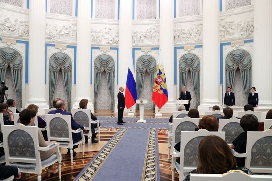 Президент РФ В. Путин вручил в Кремле премии для молодых деятелей культуры и премии в области литературы и искусства