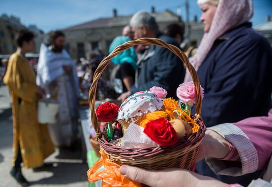 Освящение пасхальных куличей и яиц в Великую субботу