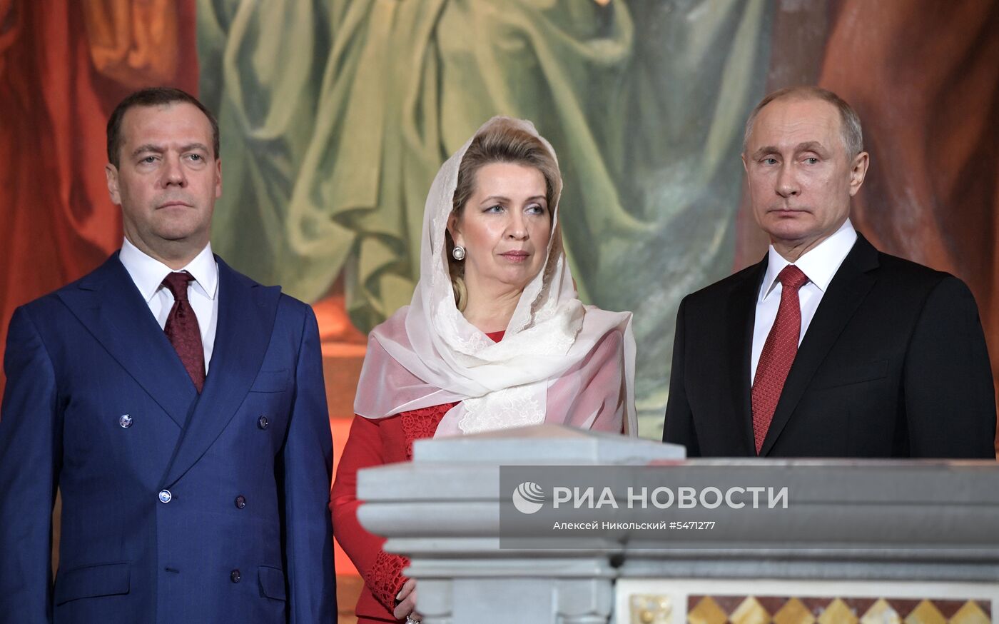 Президент РФ В. Путин и премьер-министр РФ Д. Медведев на пасхальном богослужении