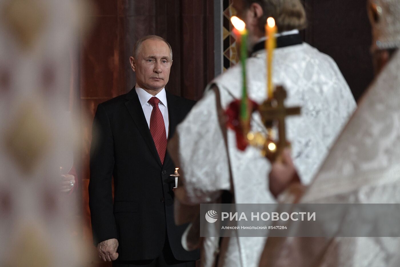 Президент РФ В. Путин и премьер-министр РФ Д. Медведев на пасхальном богослужении