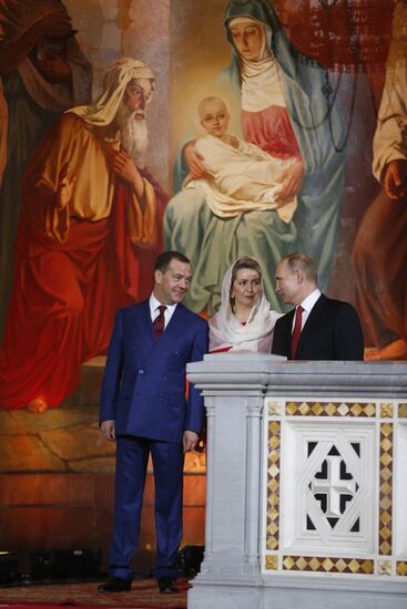 Президент РФ В. Путин и премьер-министр РФ Д. Медведев на пасхальном богослужении