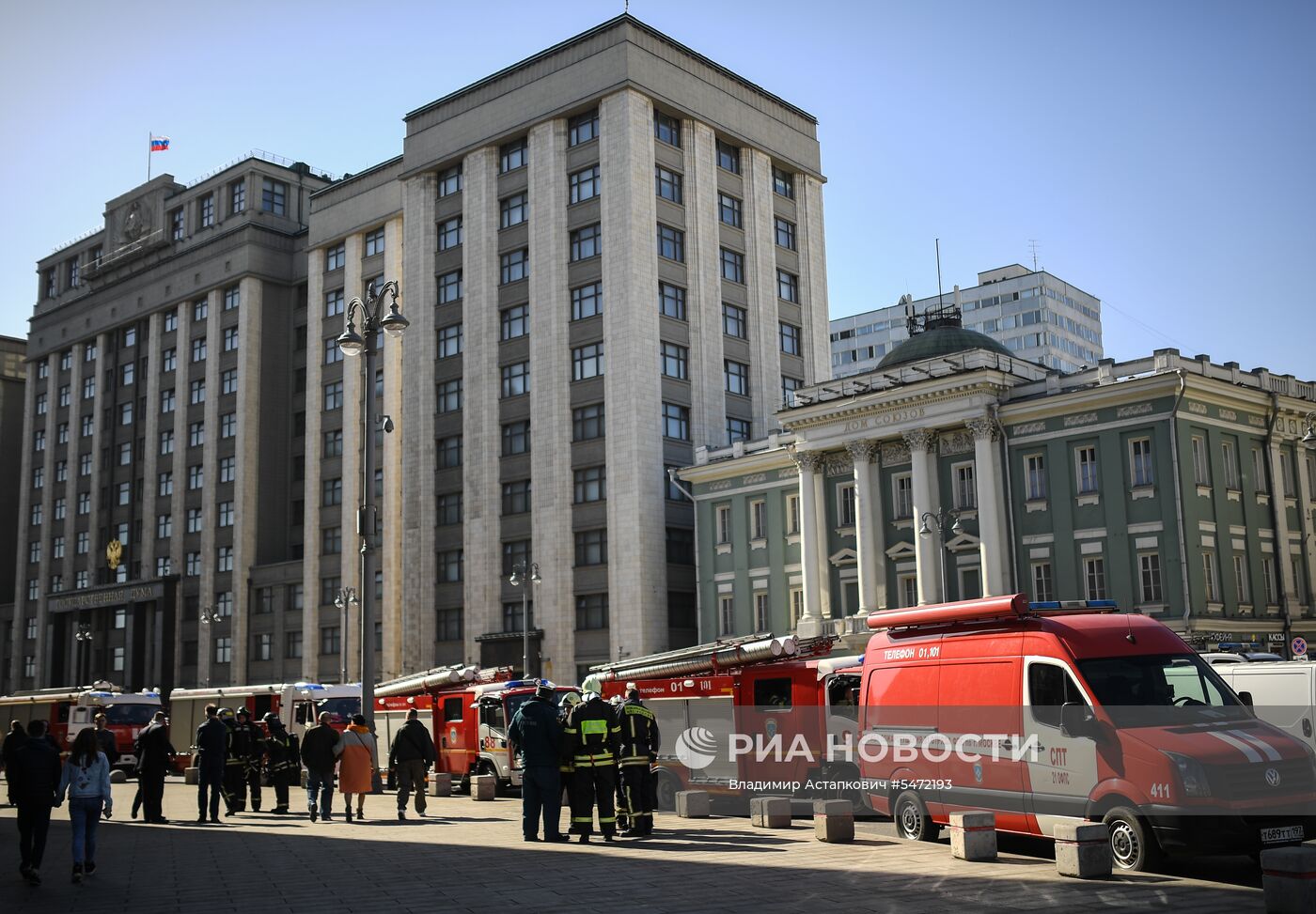 Пожарные расчеты у здания гостиницы "Москва"