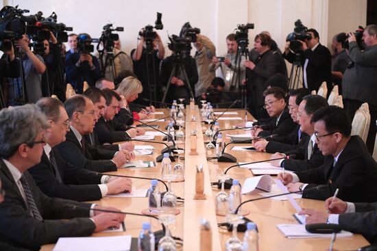 Встреча глав МИД РФ и КНДР С. Лаврова и Ли Ён Хо