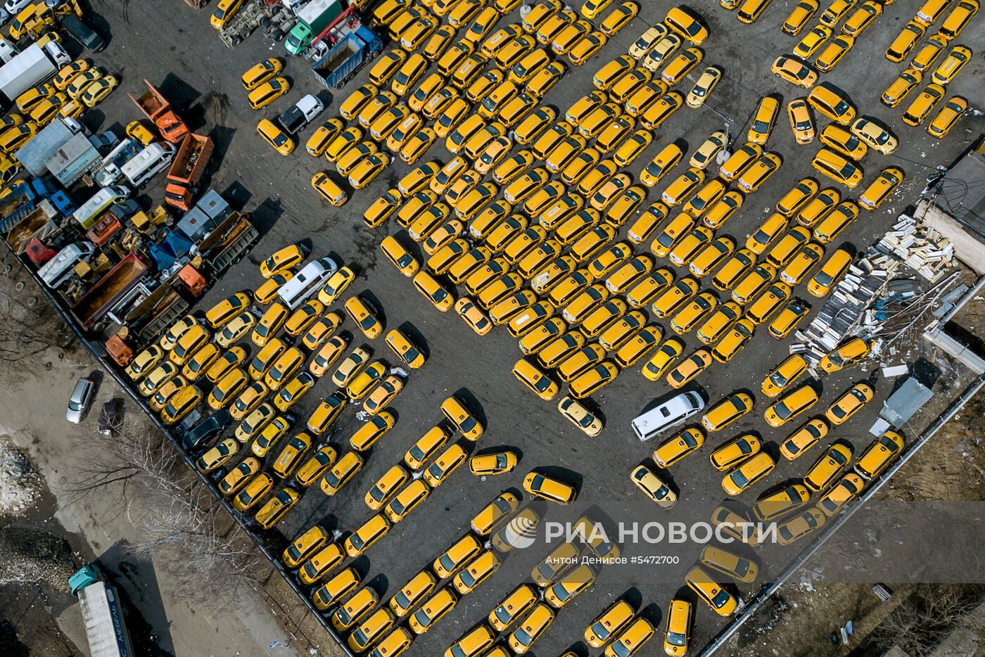 Стоянка заброшенных такси в Москве 