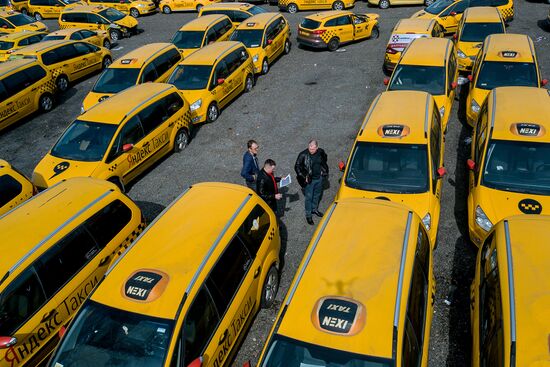 Стоянка заброшенных такси в Москве 