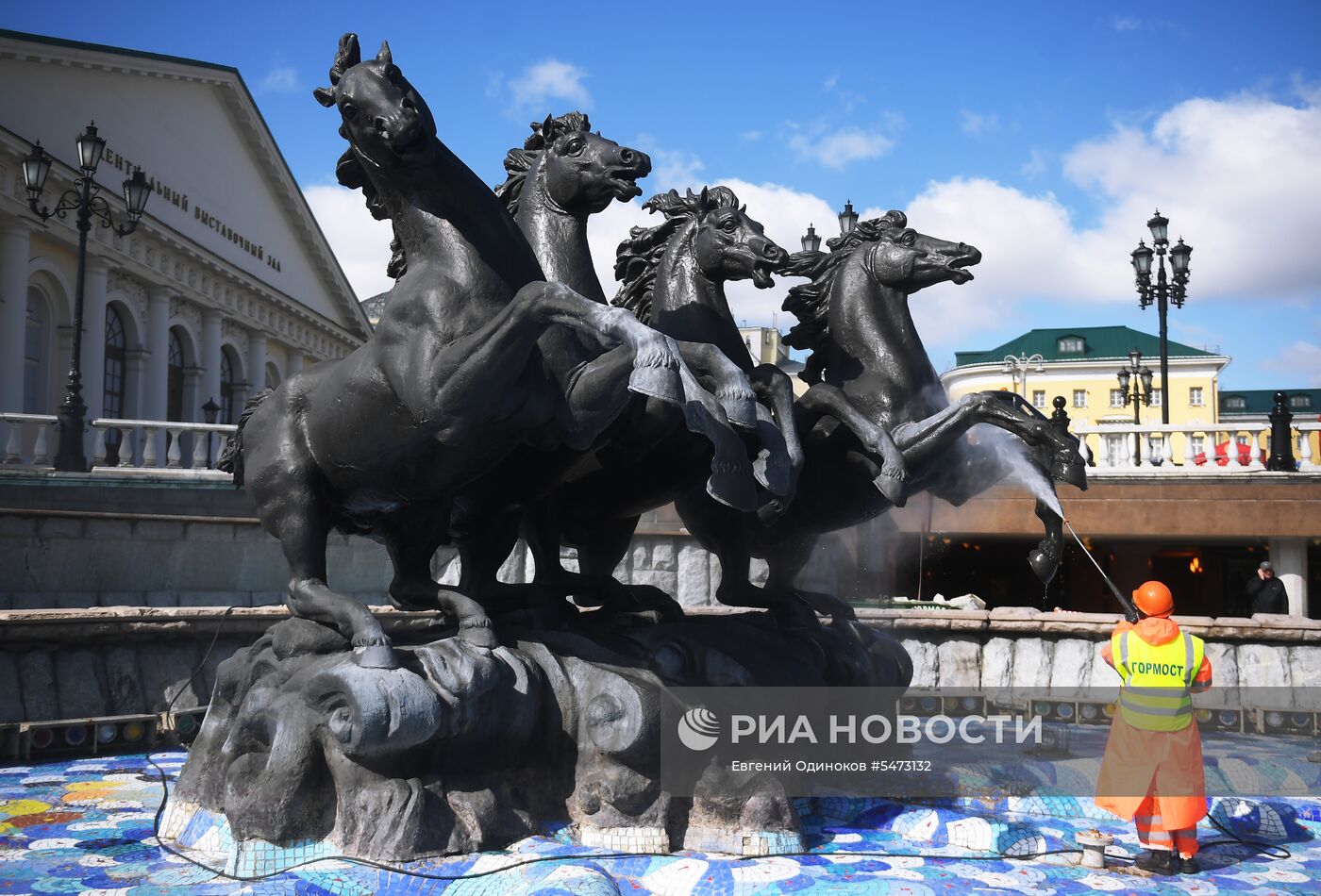 Промывка фонтана «Времена года» на Манежной площади