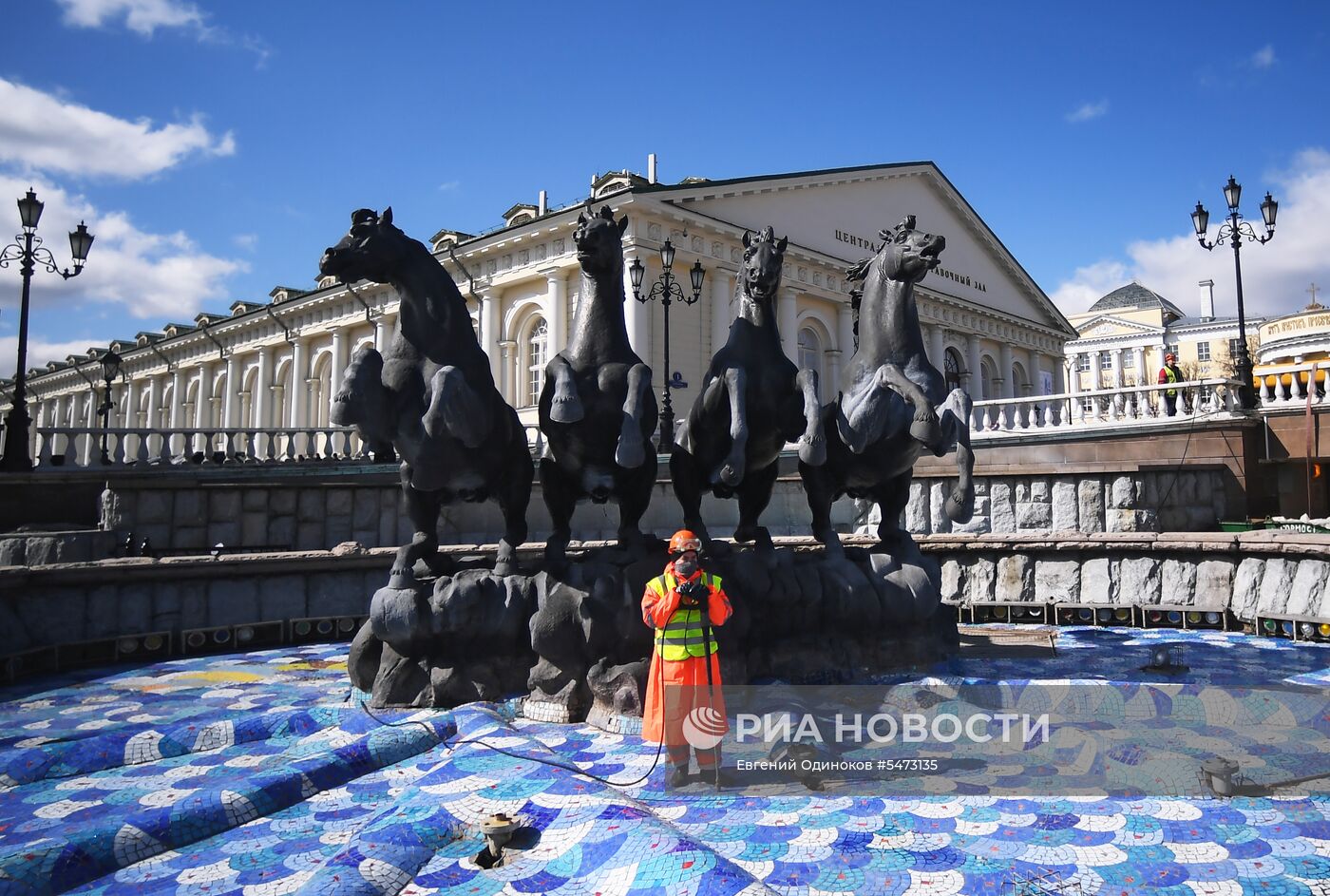 Промывка фонтана «Времена года» на Манежной площади