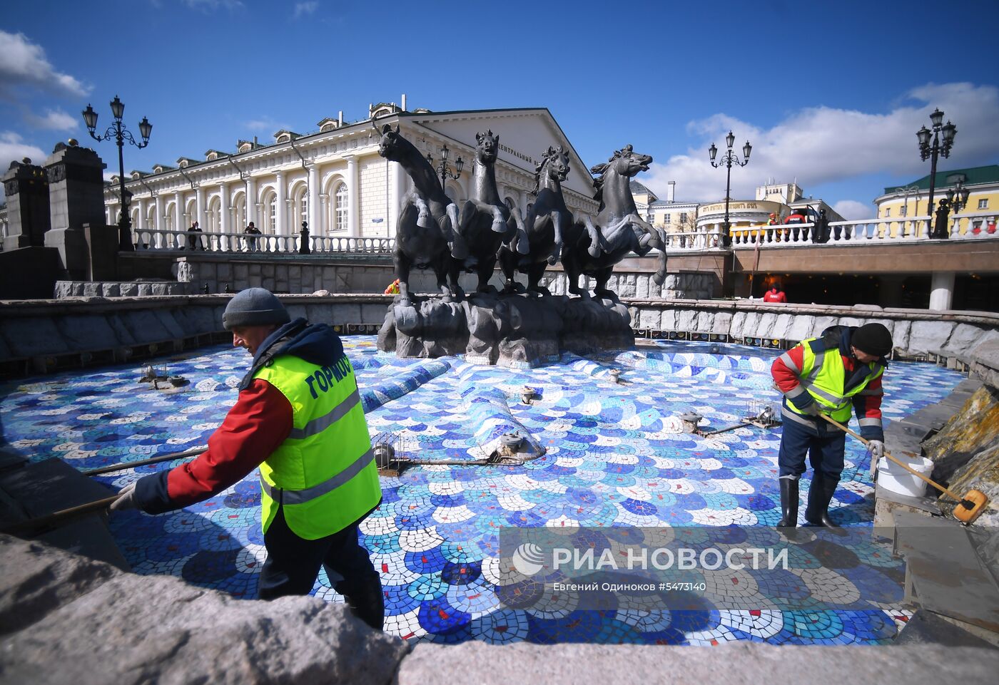 Промывка фонтана «Времена года» на Манежной площади