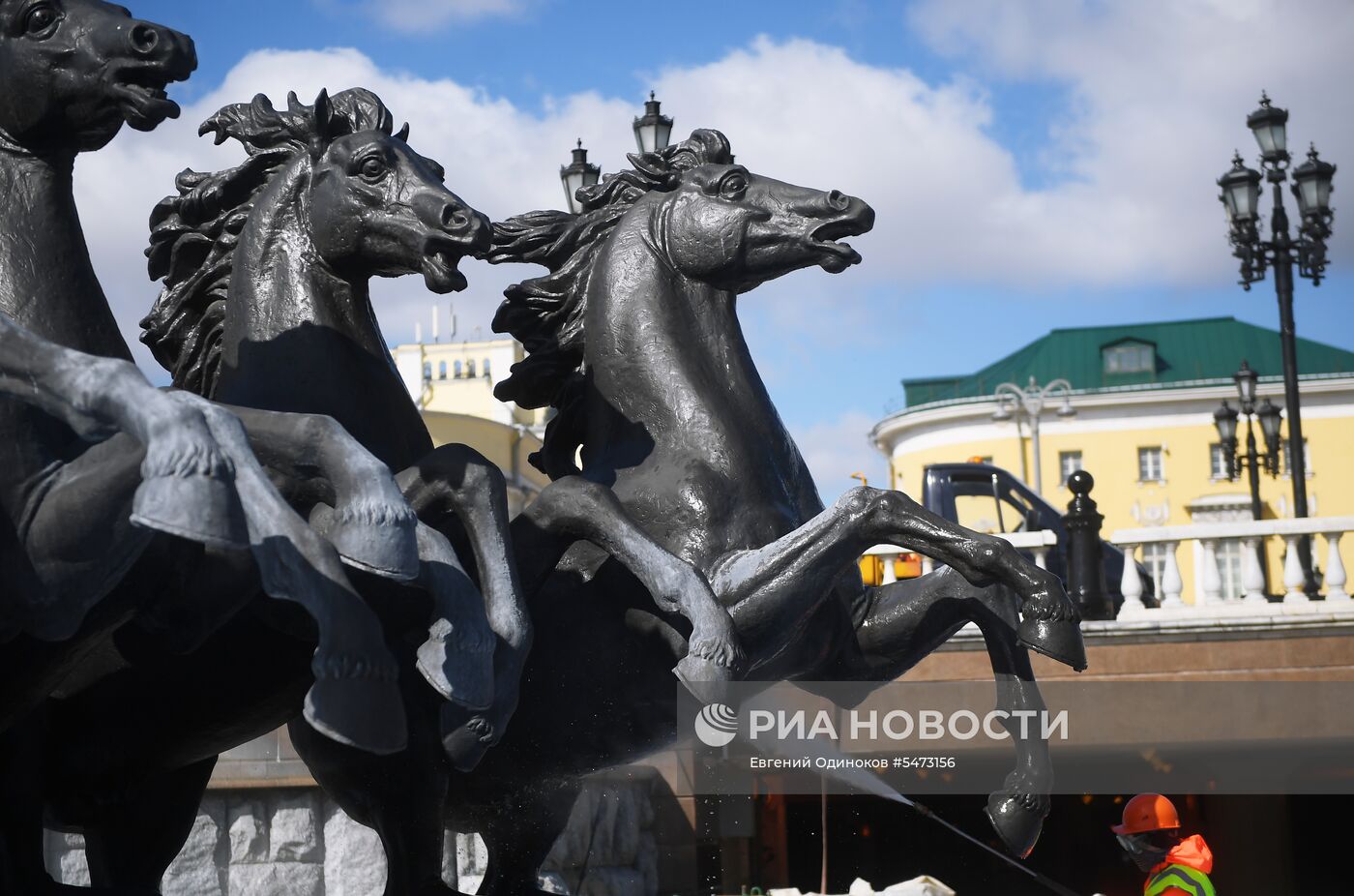 Промывка фонтана «Времена года» на Манежной площади