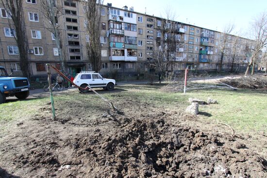 Последствия ночного обстрела в Донецке