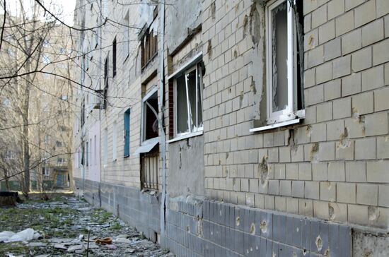 Последствия ночного обстрела в Донецке