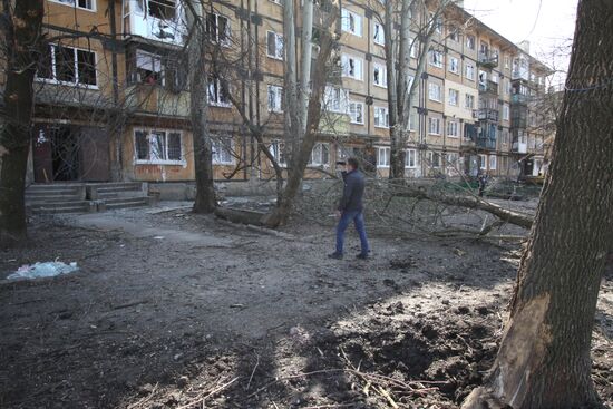 Последствия ночного обстрела в Донецке