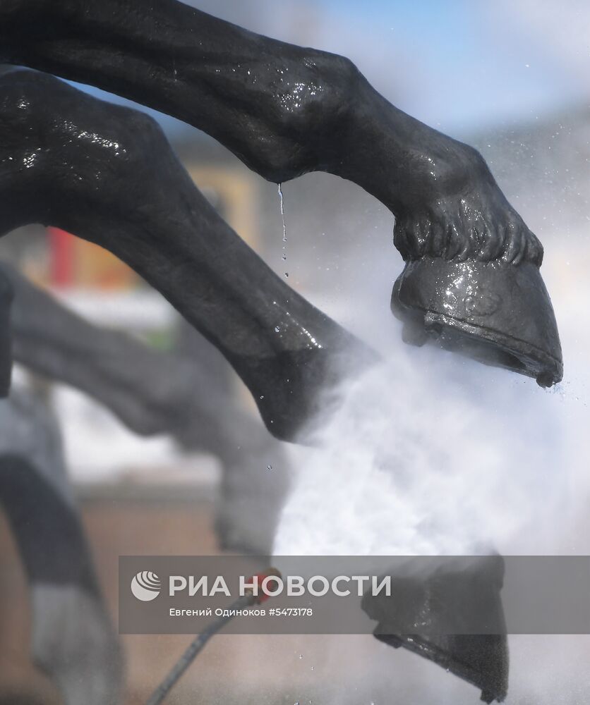 Промывка фонтана «Времена года» на Манежной площади