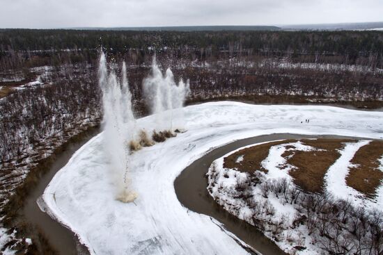 Взрывные работы по разрушению льда на реке Иня в Новосибирской области