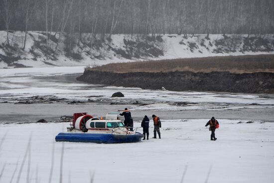 Взрывные работы по разрушению льда на реке Иня в Новосибирской области
