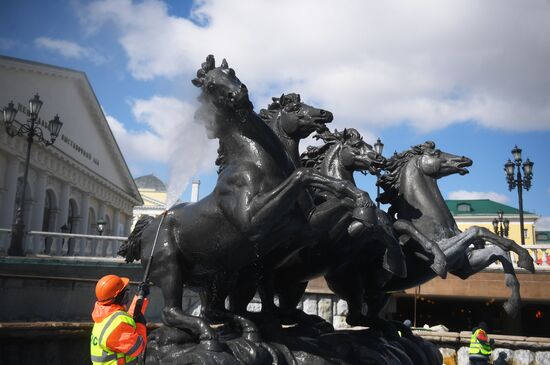 Промывка фонтана «Времена года» на Манежной площади