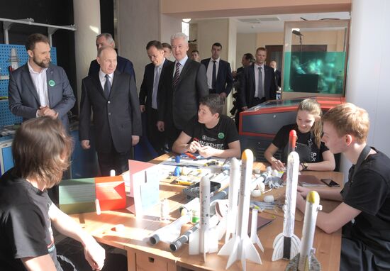Президент РФ В. Путин посетил центр «Космонавтика и авиация»