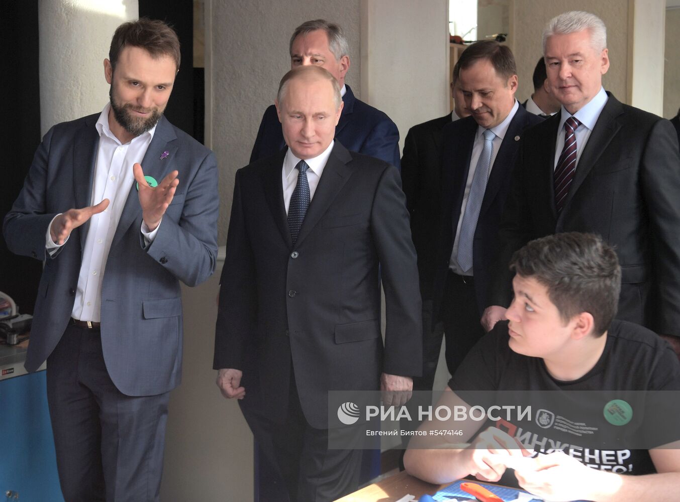 Президент РФ В. Путин посетил центр «Космонавтика и авиация»